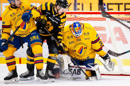 Skellefteås Mikkel Aagaard i kamp framför Djurgårdens