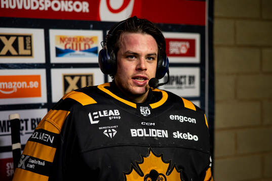 Skellefteås målvakt Strauss Mann blir intervjuad