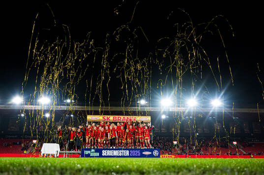 Players of Brann celebrates with the trophy