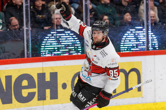 Malmö Redhawks Carl Persson jublar