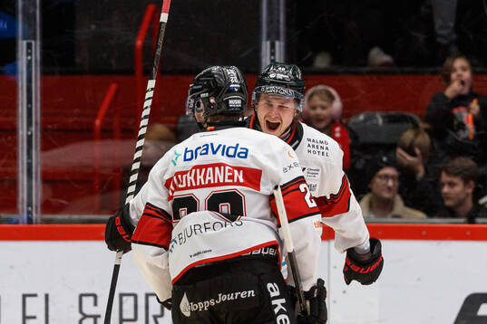 Malmö Redhawks Lauri Pajuniemi och Janne Kuokkanen jublar