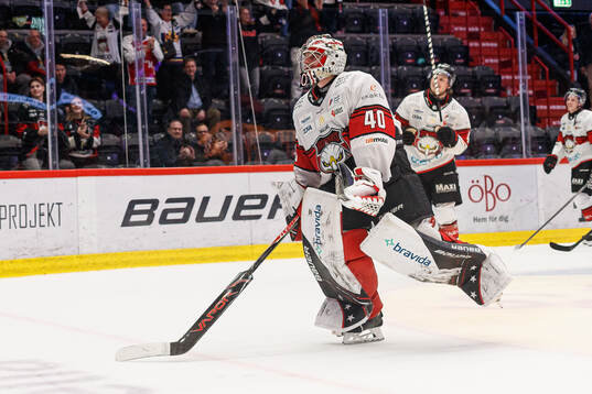 Malmö Redhawks målvakt Oskar Blomgren jublar