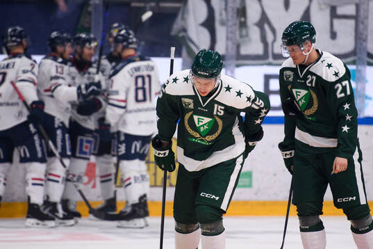 Färjestads Jack Berglund och Gabriel Carlsson deppar