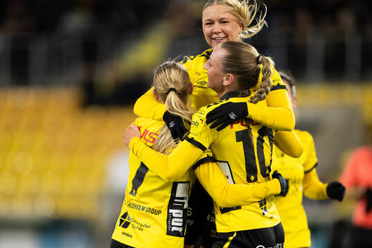 Elfsborgs Stina Jensen jublar med Hanna Jiozon och Alice