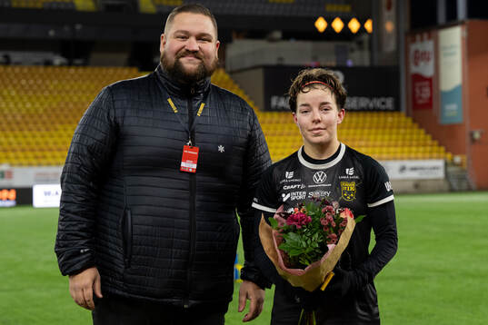 Elfsborgs Jacob Norrhult lämnar över blommar till Umeås