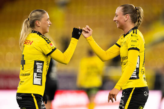 Elfsborgs Alice Broman och Stina Jensen jublar