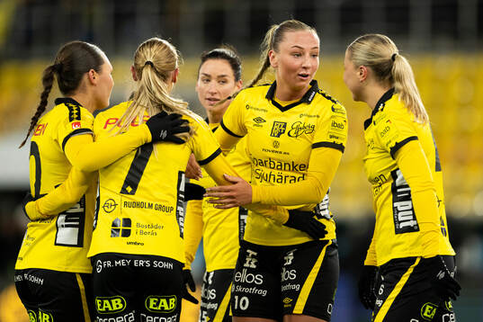 Elfsborgs Stina Jensen jublar med lagkamraterna