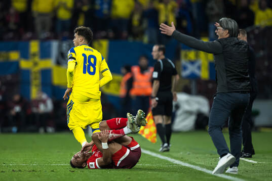 Yasin Ayari of Sweden, Dan Ndoye and Head coach Murat Yakin