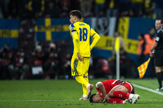 Yasin Ayari of Sweden, Dan Ndoye of Switzerland