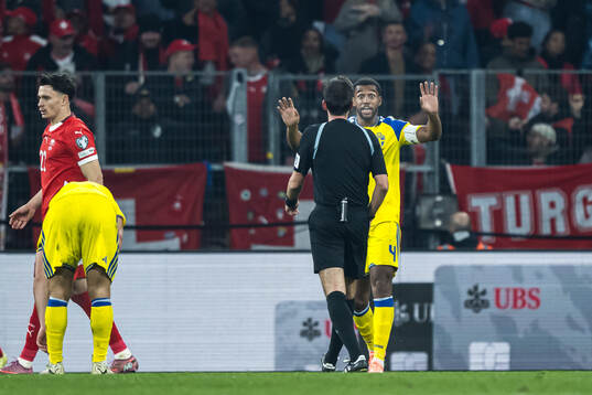 Isak Hien of Sweden and Referee Erik Lambrechts