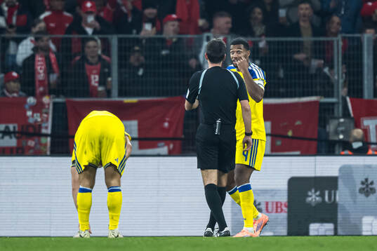 Isak Hien of Sweden and Referee Erik Lambrechts
