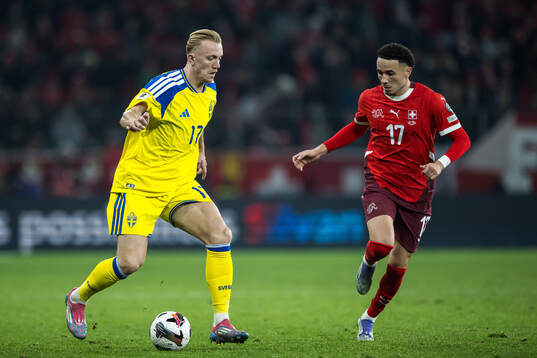 Isac Lidberg of Sweden and Ruben Vargas of Switzerland