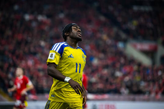 Anthony Elanga of Sweden looks dejected