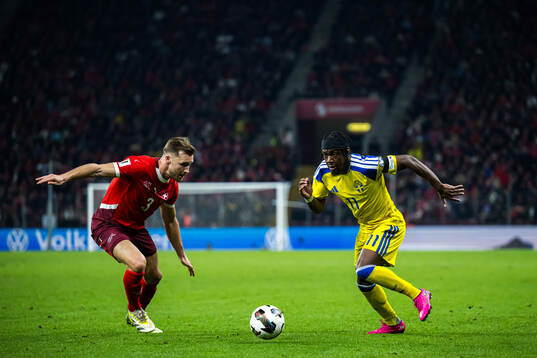 Silvan Widmer of Switzerland and Anthony Elanga of Sweden