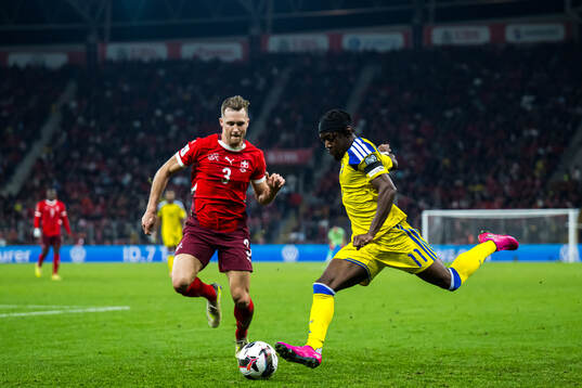 Silvan Widmer of Switzerland and Anthony Elanga of Sweden