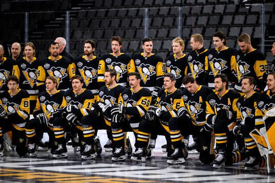 Erik Karlsson and teammates pose for a team photo