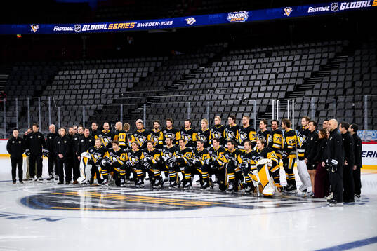 Players and staff of Pittsburgh Penguins pose for a team