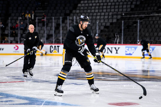 Kevin Hayes at a practice session with Pittsburgh Penguins