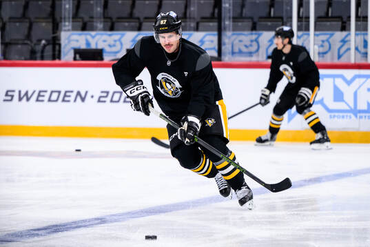 Sidney Crosby at a practice session with Pittsburgh Penguins