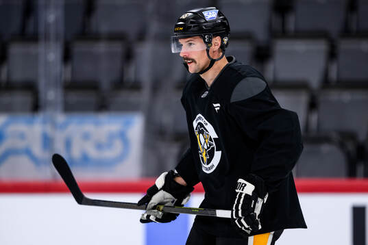Erik Karlsson at a practice session with Pittsburgh Penguins