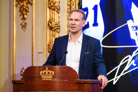 Nicklas Lidström when Mats Sundin has been awarded the