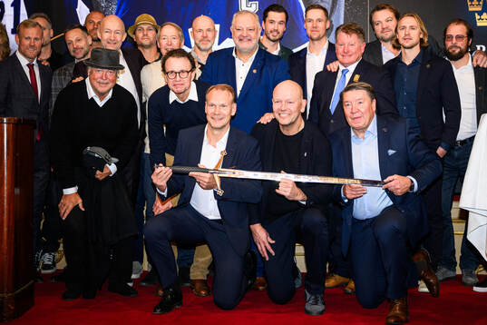 Nicklas Lidström and Jari Kurri next to Mats Sundin