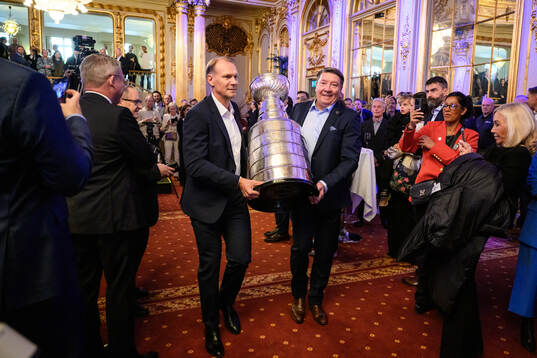 Nicklas Lidström and Jari Kurri with the Stanley Cup