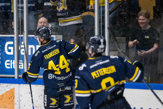 HV71s Hugo Fransson jublar