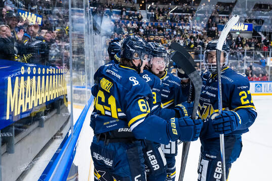 HV71s Axel Rindell, Hugo Pettersson och Jonathan Ang jublar