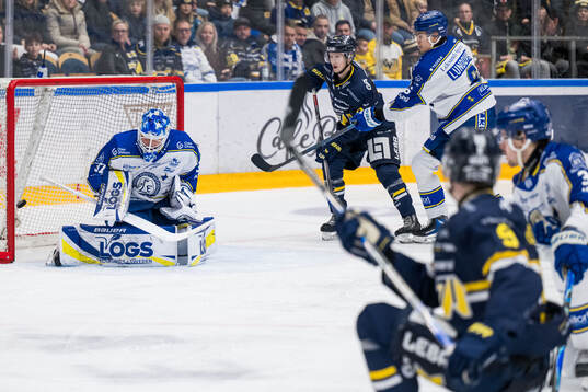 HV71s Hugo Pettersson gör 3-0 på Leksands målvakt Jakob