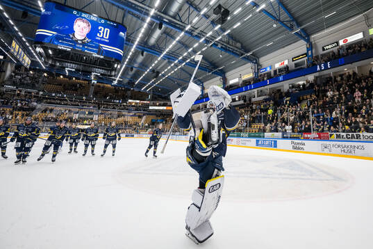 HV71s målvakt Lassi Lehtinen jublar