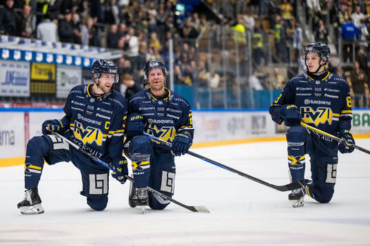 HV71s Olle Alsing och Mattias Tedenby jublar