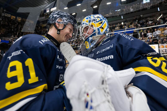 HV71s Aleksi Heponiemi och målvakt Lassi Lehtinen jublar