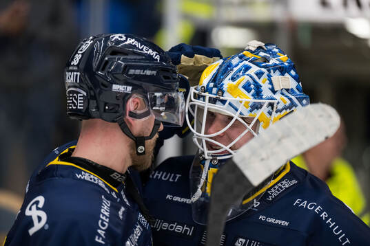 HV71s Olle Alsing och målvakt Lassi Lehtinen jublar