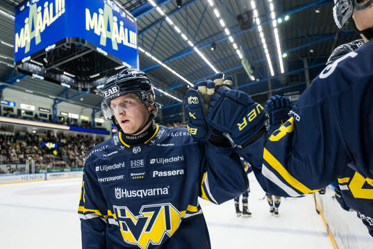 HV71s Axel Rindell jublar