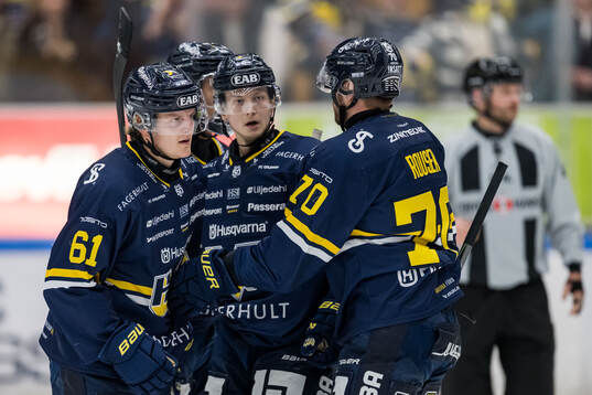 HV71s Axel Rindell och Lukas Rousek jublar