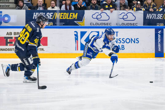 HV71s Oskar Stål-Lyrenäs och Leksands Peter Cehlarik