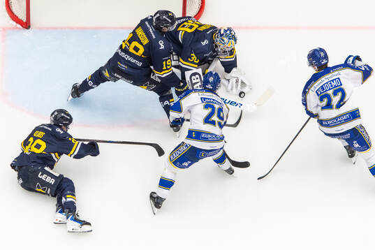 HV71s Justin Glenn Kloos, Niklas Hansson och målvakt Lassi