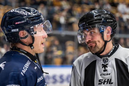 HV71s Andreas Borgman och Domare David Laksola