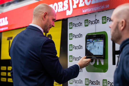 HV71s assisterande tränare Kris Beech tittar på video