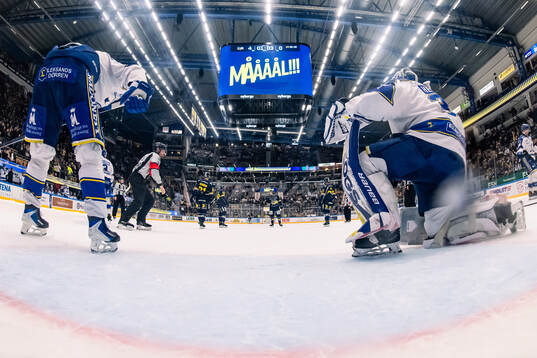 HV71s Axel Rindell jublar medan Leksands målvakt Jakob