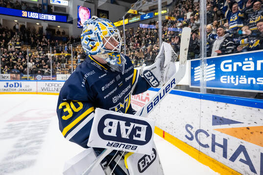 HV71s målvakt Lassi Lehtinen jublar