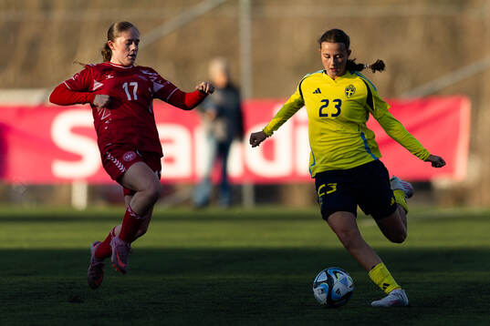 Danmarks Amalie Klausen och Sveriges Moa Cederström