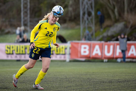 Sveriges Vera Norberg nickar in reduceringen till 1-3