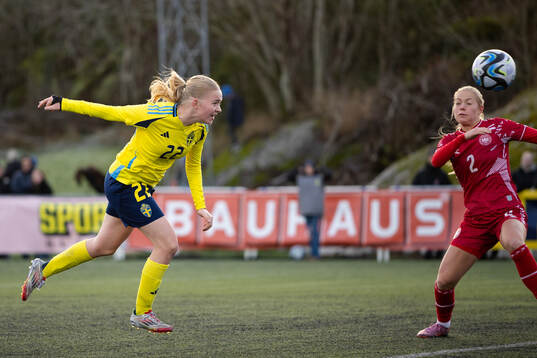 Sveriges Vera Norberg nickar in reduceringen till 1-3