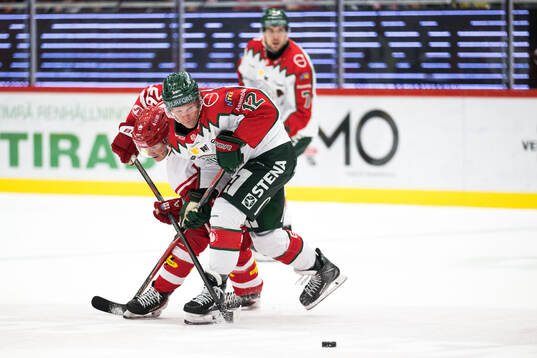 Timrås Anton Heikkinen och Frölundas Max Friberg
