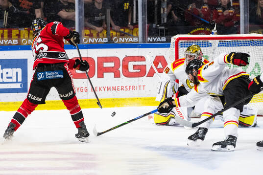 Luleås Filip Eriksson och Brynäs målvakt Damian Clara