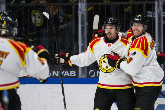 Brynäs Johannes Kinnvall och Nicklas Bäckström jublar