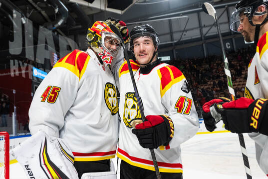 Brynäs målvakt Damian Clara och Lucas Pettersson jublar