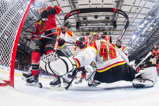 Luleås Brian O'Neill och Brynäs målvakt Damian Clara